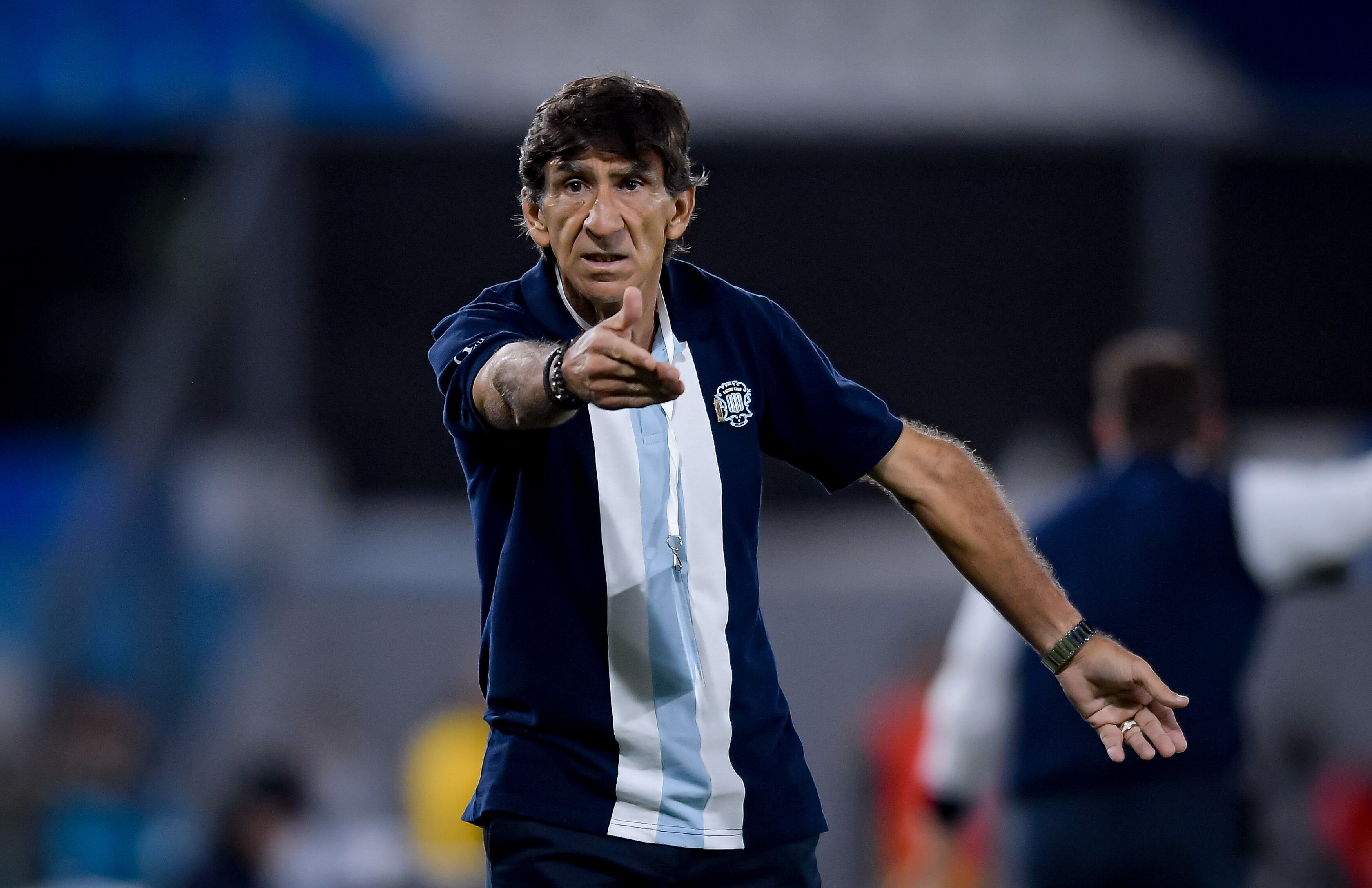 AVELLANEDA, ARGENTINA - APRIL 10: Gustavo Costas head coach of Racing Club gives instructions to his players during a CONMEBOL Copa Libertadores 2025 Group E match between Racing Club and Bucaramanga at Presidente Peron Stadium on April 10, 2025 in Avellaneda, Argentina. (Photo by Marcelo Endelli/Getty Images)