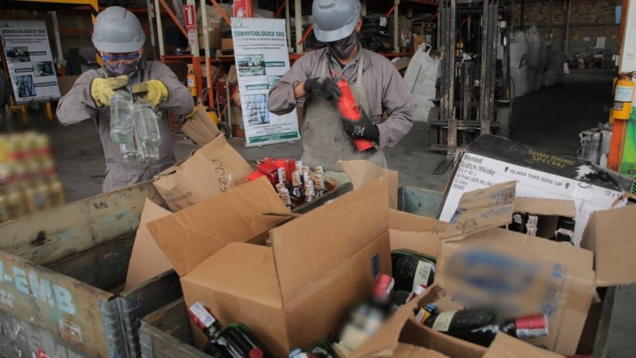 La Gobernación de Cundinamarca ordenó la destrucción de 30 toneladas de licor adulterado y de contrabando en el departamento.