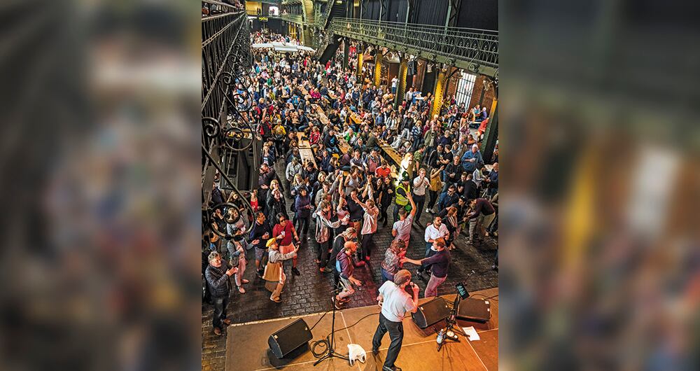 Donde antiguamente se subastaba el pescado, se presentan bandas locales los domingos