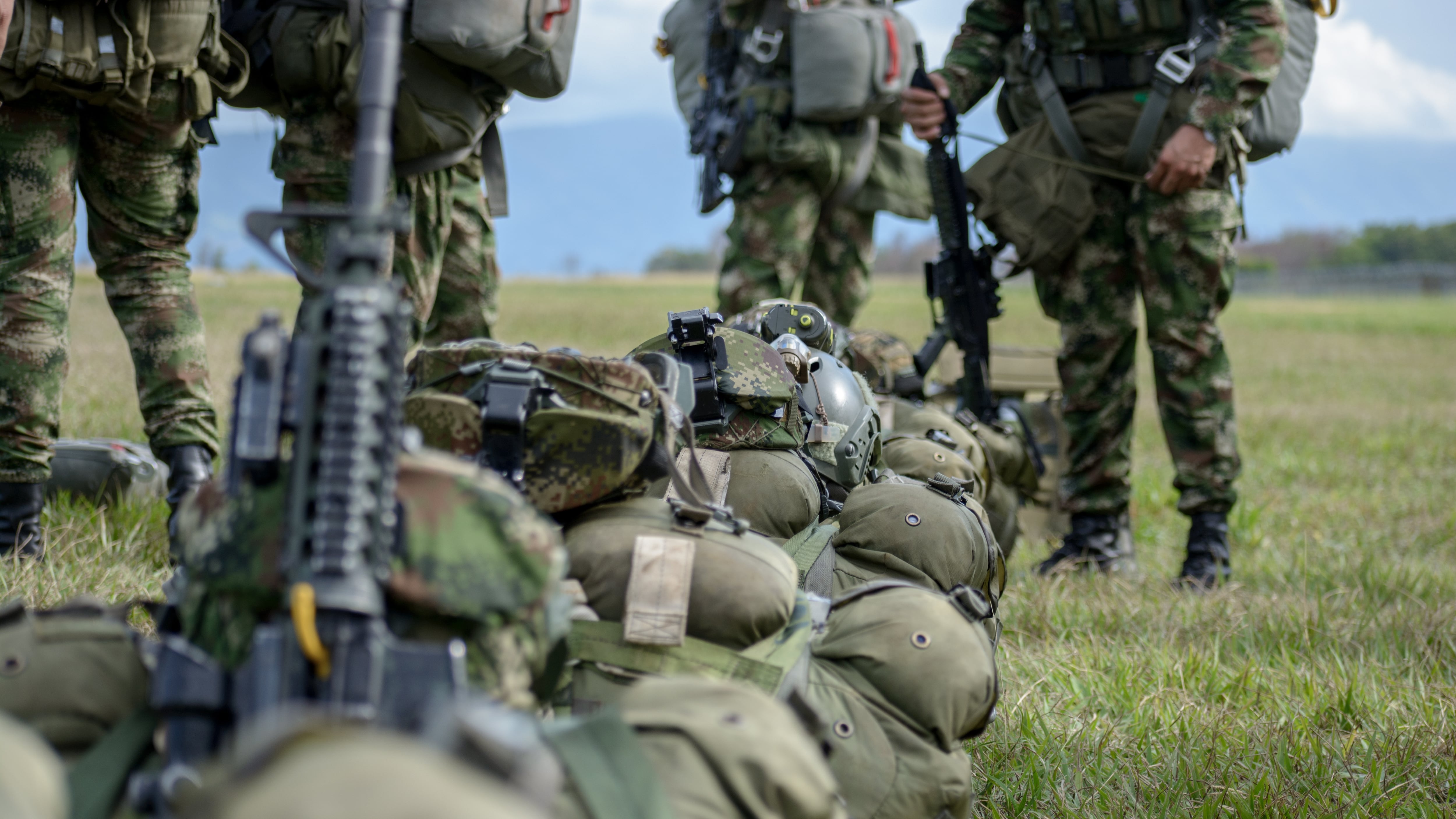 Uno de los artefactos explosivos habría caído cerca al casino de oficiales en donde habría quedado herido, sin gravedad, un oficial del Ejército.