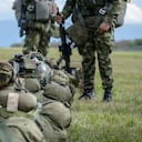 Uno de los artefactos explosivos habría caído cerca al casino de oficiales en donde habría quedado herido, sin gravedad, un oficial del Ejército.