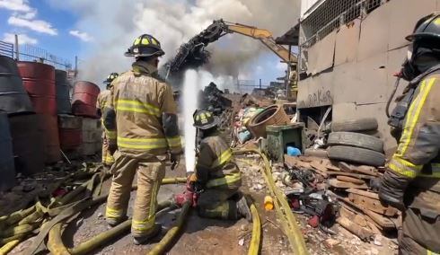El Cuerpo de Bomberos de Bogotá acudió a la bodega de reciclaje para atender la emergencia.