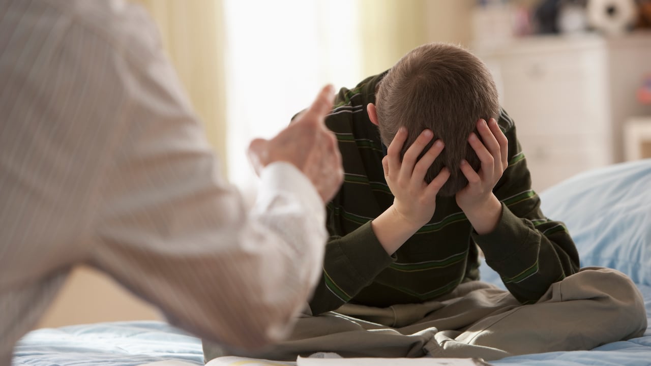 Padre, sermonear, hijo, en, dormitorio