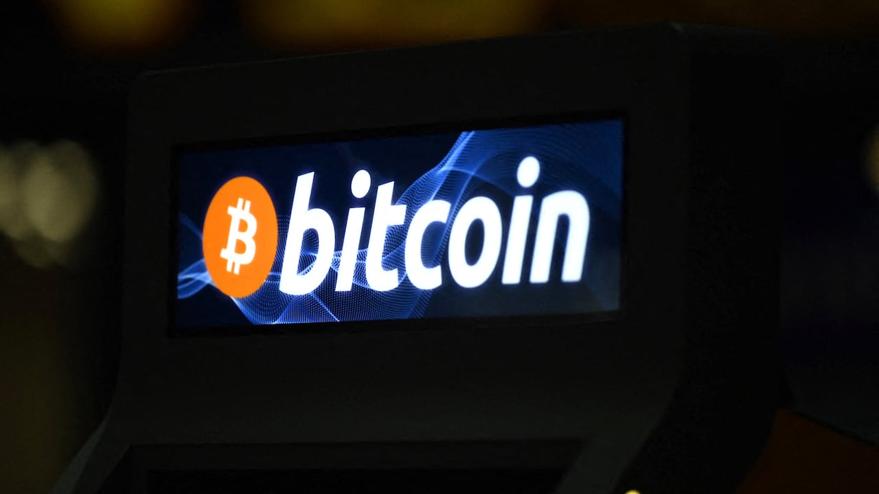 Uso del bitcóin. (Photo by MARVIN RECINOS / AFP)