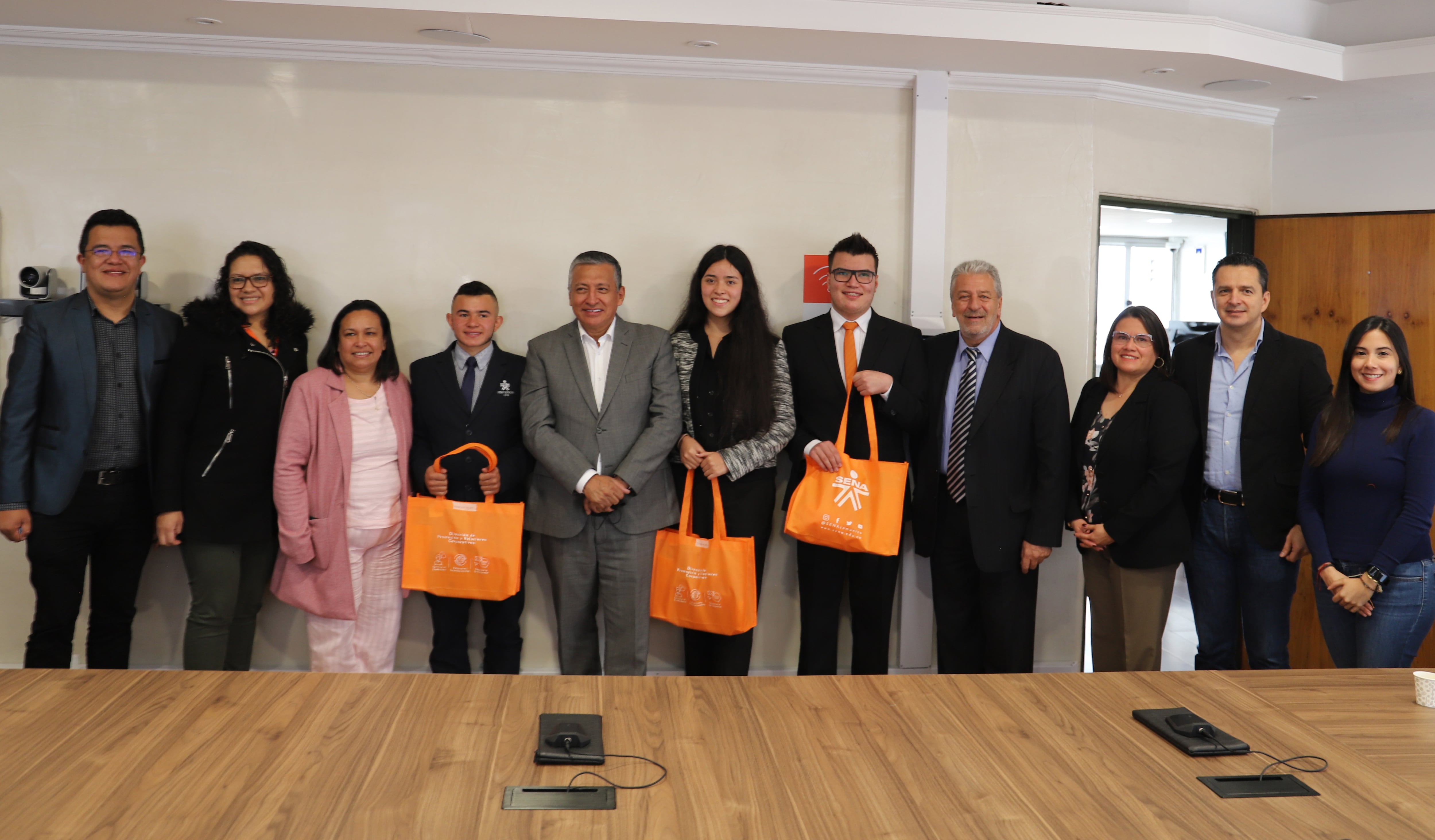 Los beneficiarios este año son: Diana Lorena Montes, aprendiz del programa tecnólogo en Producción Multimedia, Simón Esteban Peralta y Andersson Fabián Acosta, del programa de Análisis y Desarrollo de Sistemas de la Información.