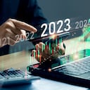 tendencias del mercado de valores para 2023, Empresario calculando datos financieros para inversiones a largo plazo. Empresario analítico que planifica el crecimiento empresarial en 2023 con un gráfico de flecha de crecimiento económico futuro. estrategia