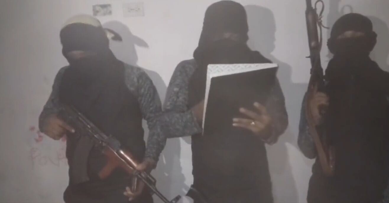 En el video salen estos tres hombres y en esa posición lanzaron las amenazas leyendo un panfleto