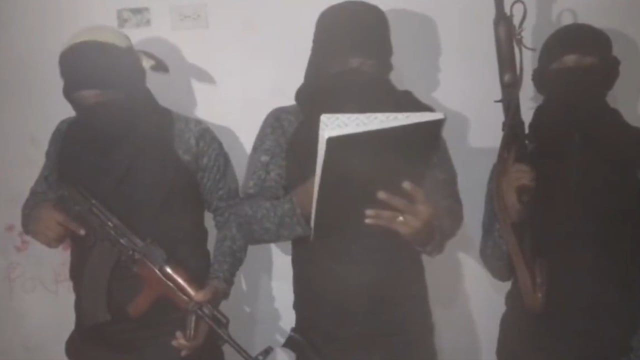 En el video salen estos tres hombres y en esa posición lanzaron las amenazas leyendo un panfleto.