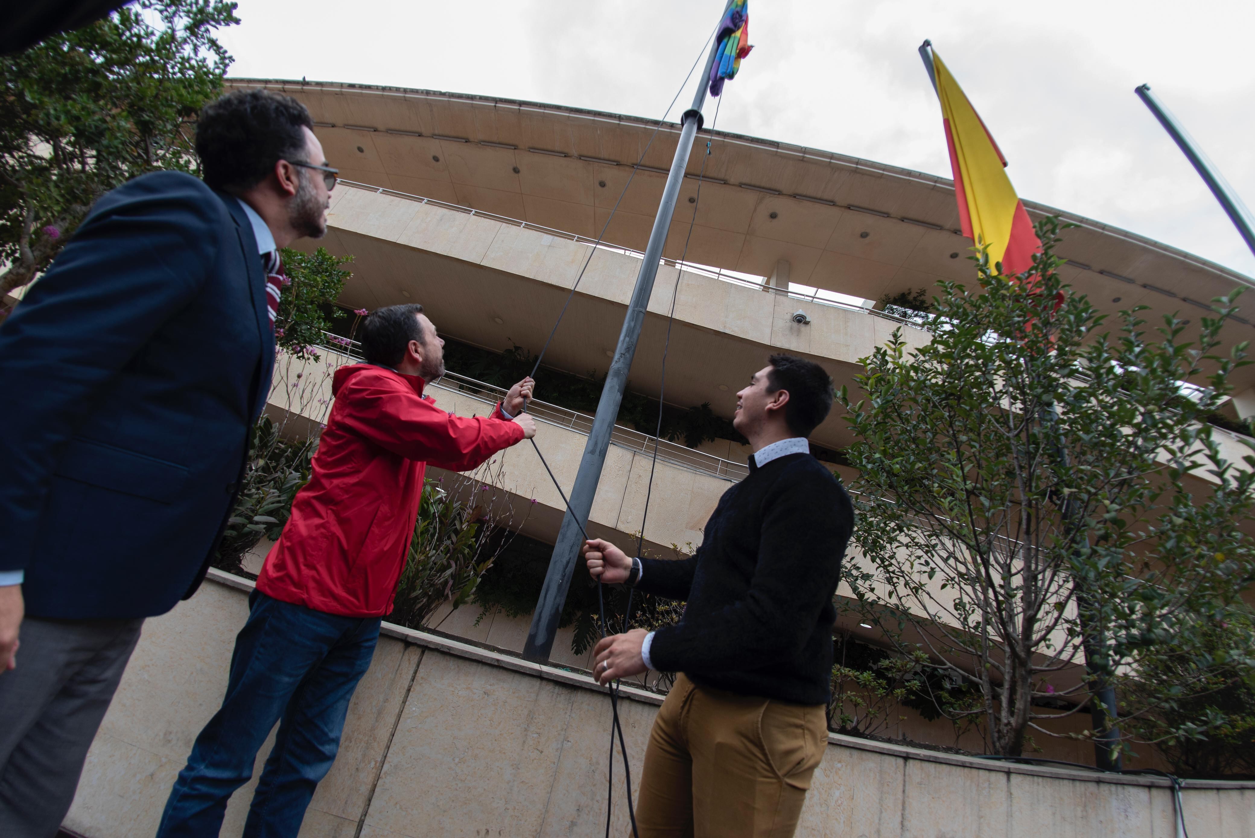 Izada de bandera de la diversidad en la Alcaldía de Bogotá