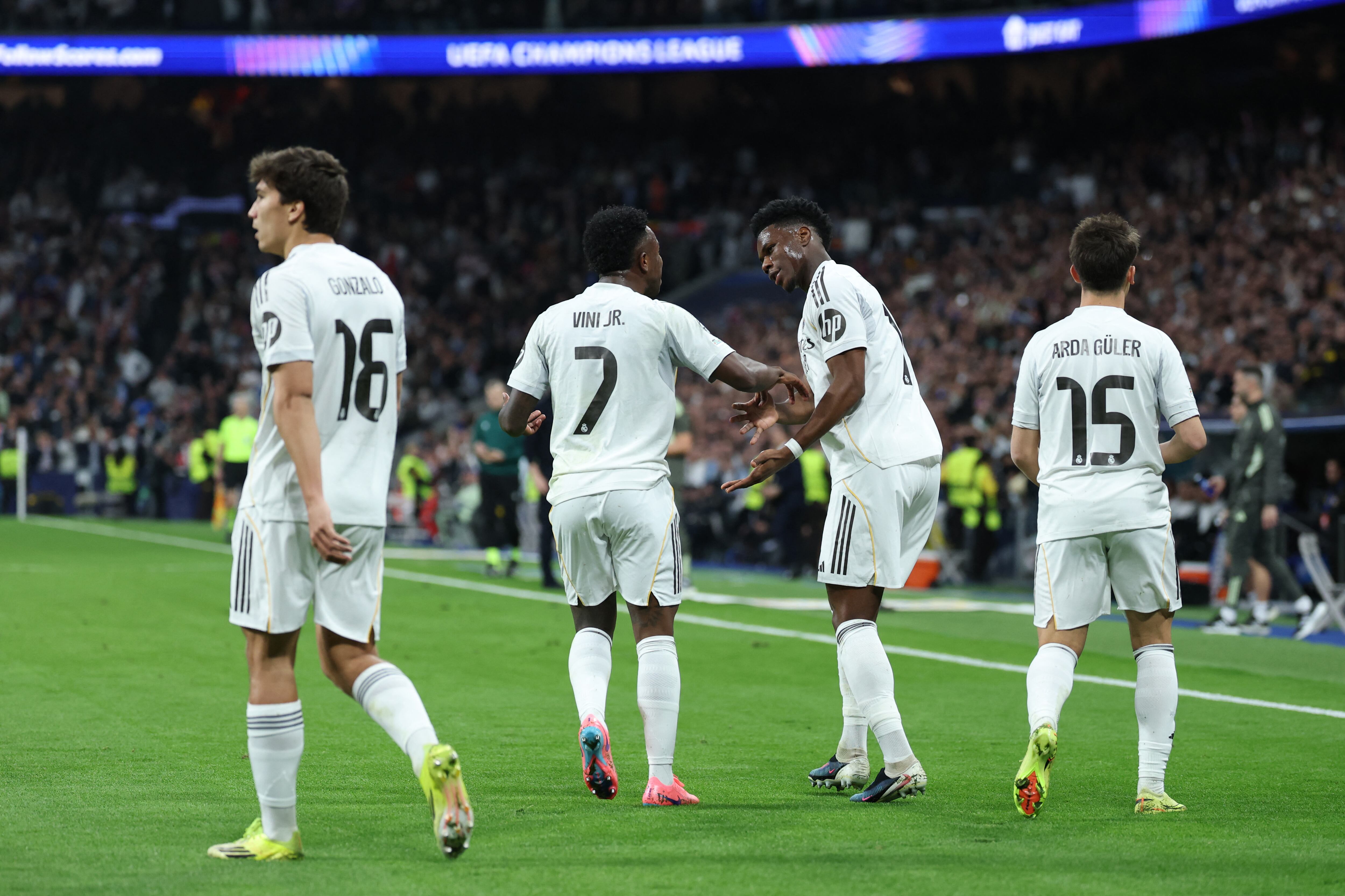 El centrocampista francés #14 del Real Madrid, Aurelien Tchouameni (2D), celebra el gol del empate durante el partido de vuelta de los playoffs de la ronda eliminatoria de la UEFA Champions League entre el Real Madrid CF y el SL Benfica en el estadio Santiago Bernabéu de Madrid el 25 de febrero de 2026. (Foto de Thomas COEX / AFP)