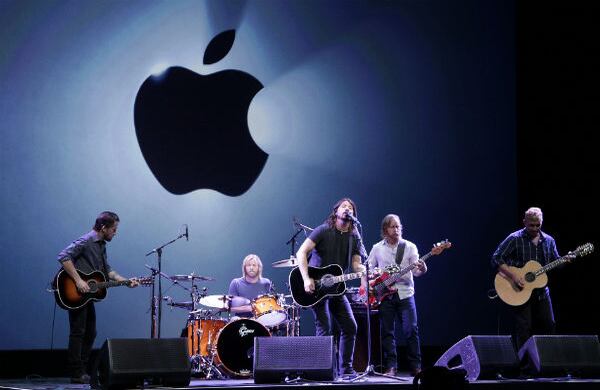 La banda The Foo Fighters realiza su presentación durante el lanzamiento del iPhone 5