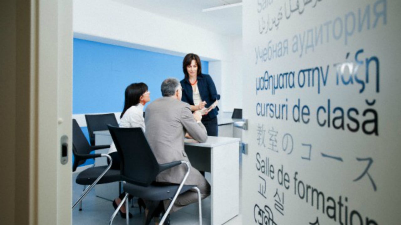 Existen cursos de forma gratuita, pero la gran mayoría se dictan de forma virtual así que no es un lugar físico como tal al que asiste.