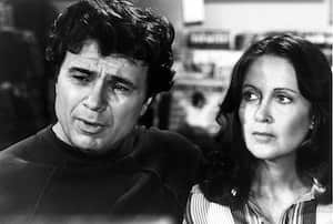 El actor estadounidense Robert Blake (izquierda) en una escena de la popular serie dramática de televisión de los años 70 "Baretta", donde interpreta a un detective de la policía.
