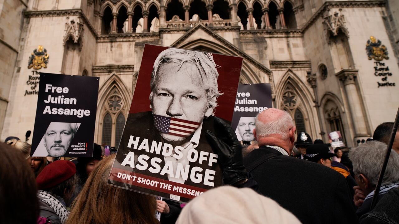Un manifestante sostiene una pancarta, después de que Stella Assange, esposa del fundador de Wikileaks, Julian Assange, emitiera una declaración frente a los Tribunales Reales de Justicia, en Londres, el martes 26 de marzo de 2024.