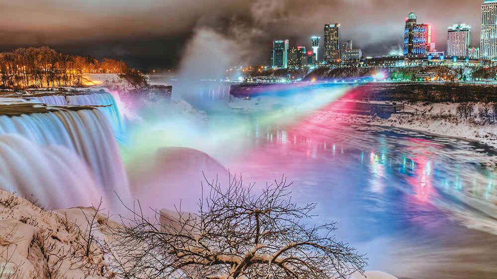 Cada año, 12 millones de turistas viajan una hora desde Toronto para presenciar esta maravilla de la naturaleza.