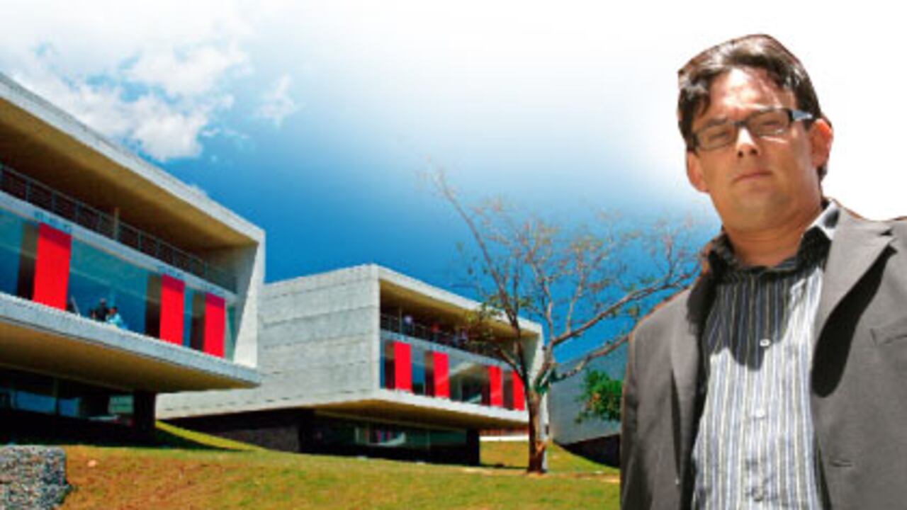 Giancarlo Mazzanti. Al fondo, el Parque Biblioteca León de Greiff, en el barrio La Ladera, de Medellín, una de sus obras