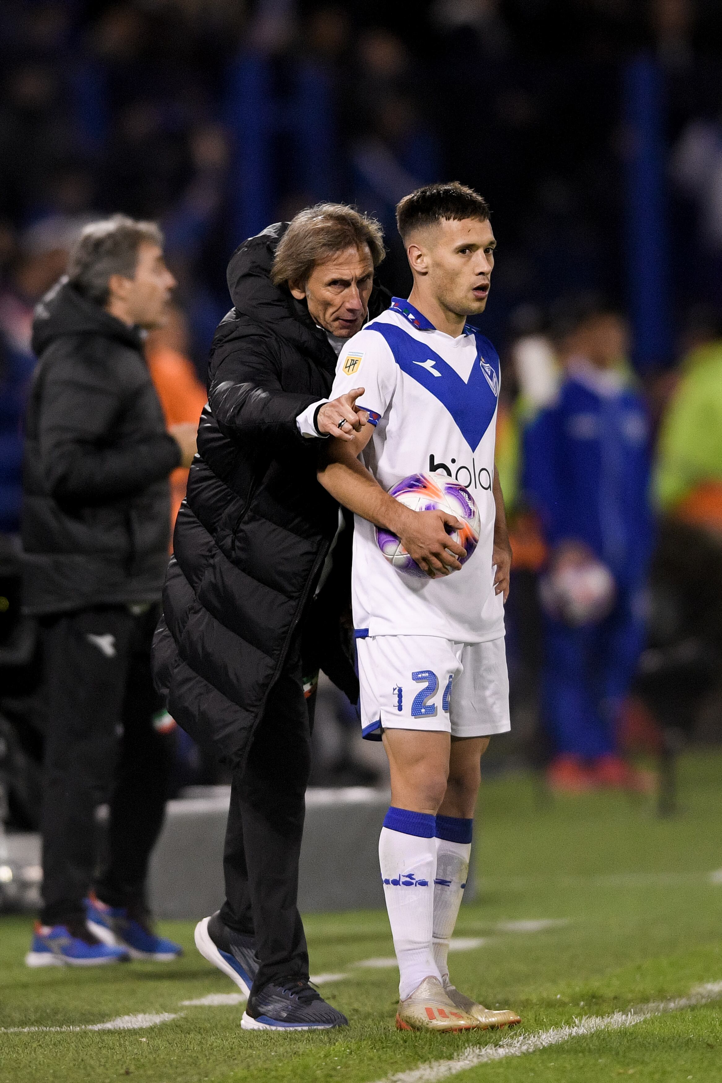 BUENOS AIRES, ARGENTINA - MAY 29: Ricardo Gareca head coach of Velez gives instructions to his player Tomás Guidara of Velez during a Liga Profesional 2023 match between Velez Sarsfield and River Plate at Jose Amalfitani Stadium on May 29, 2023 in Buenos Aires, Argentina. (Photo by Gaspafotos/MB Media/Getty Images)