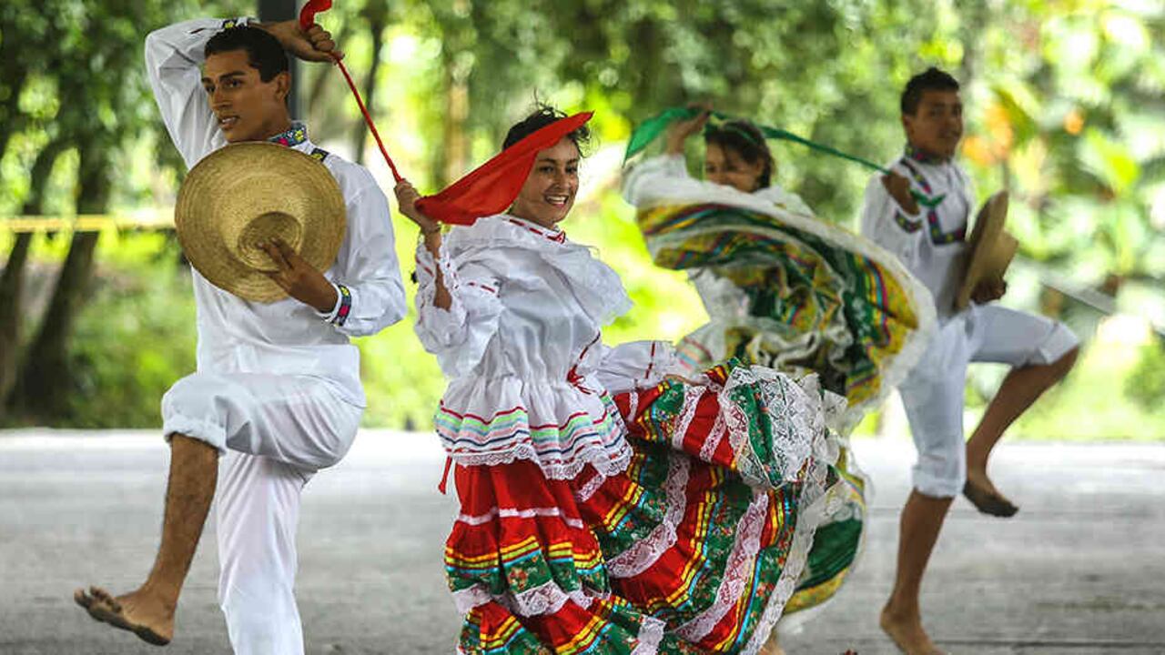 Fuera de la mina de MTC también se forjan proyectos artísticos como el grupo Emeraldance, que reúne a nueve parejas de niños y niñas de las escuelas de Muzo y Quípama.