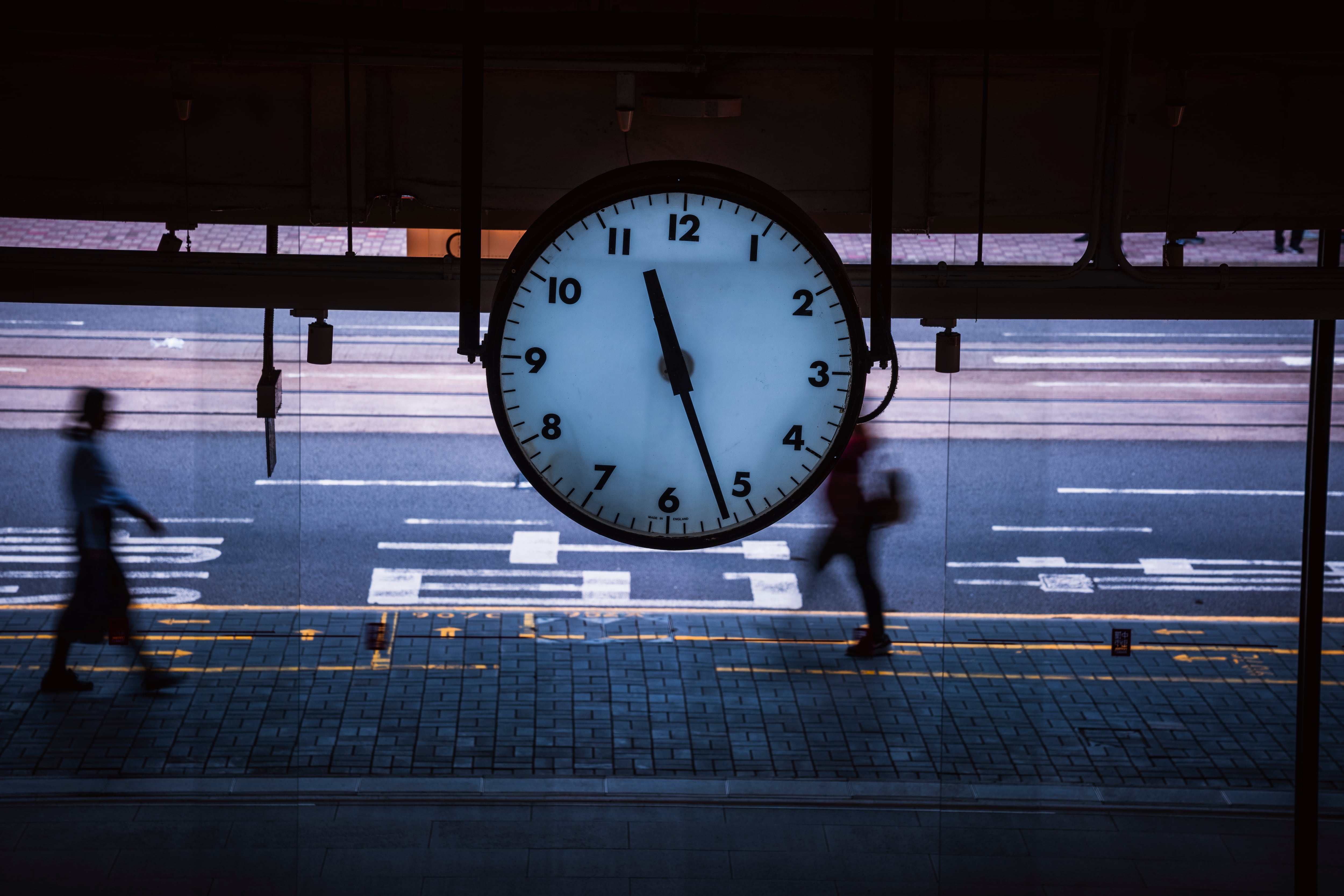 Viajar al futuro sería posible gracias a la relatividad, pero existe una “trampa” que cambiaría toda la experiencia.