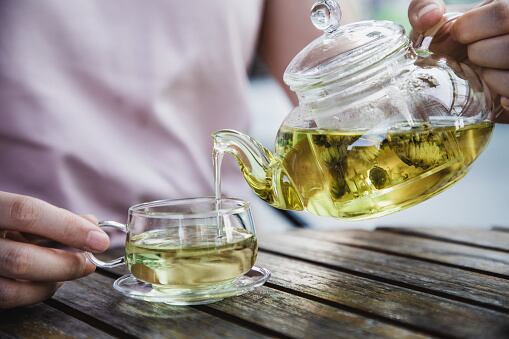 Té de ajo y orégano para combatir las infecciones respiratorias.