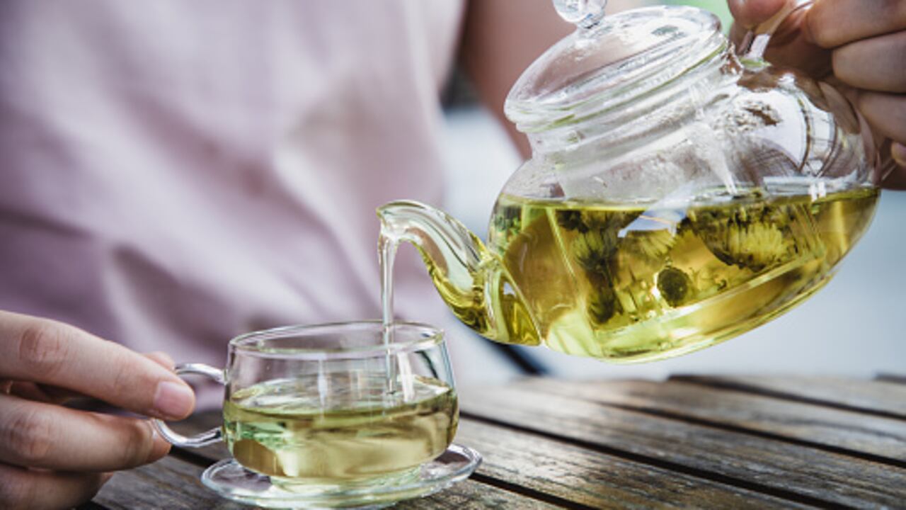 Té de ajo y orégano para combatir las infecciones respiratorias.