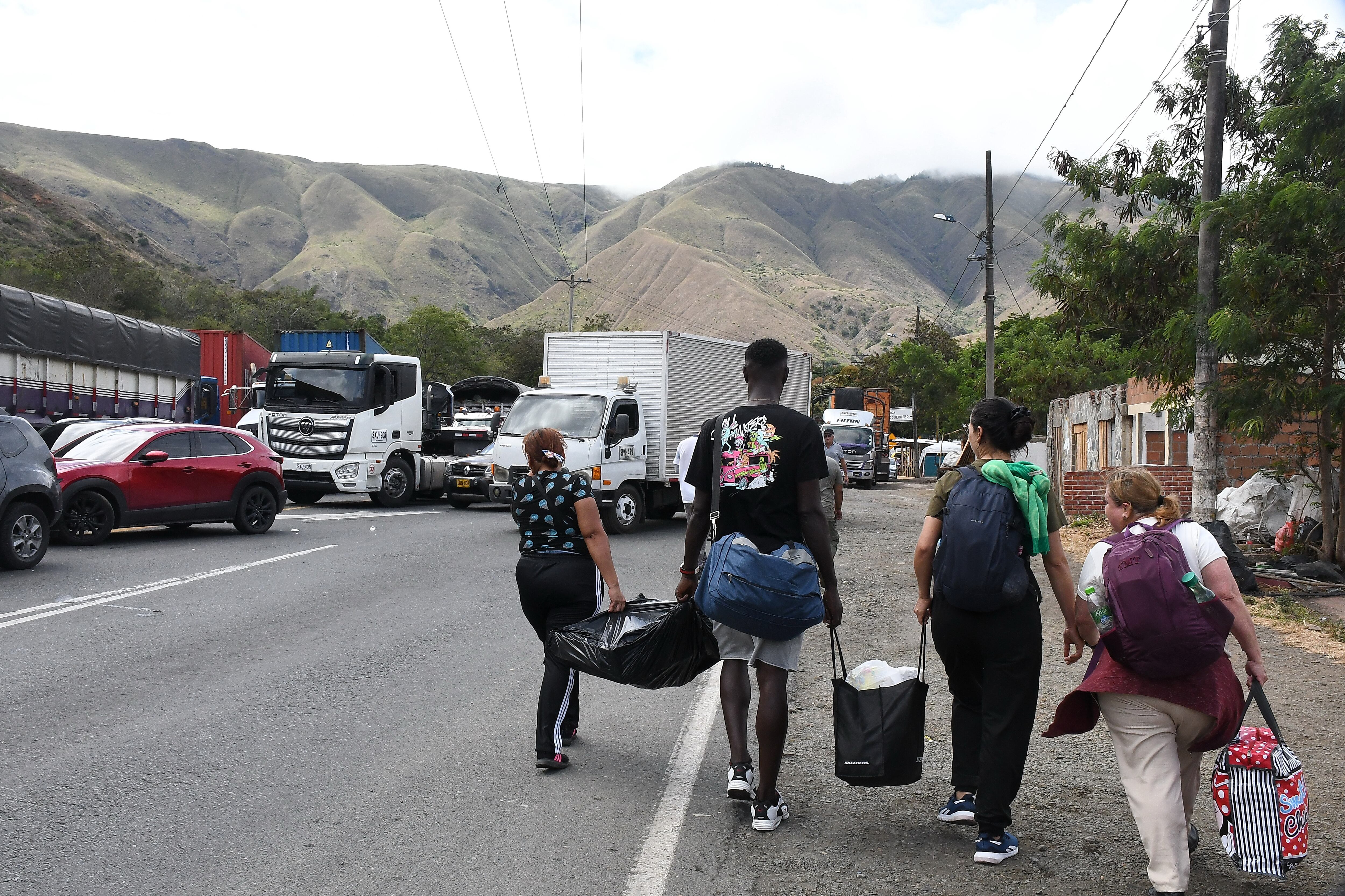 Cali: Perdidas millonarias deja un nuevo bloqueo  en la vía a Buenaventura a la altura de Lobo guerrero. Comunidades afros del alto y bajo Naya del Cauca dejaron su terreno y  se desplazaron hasta la vía de ingreso al puerto, impidiendo el paso a trasportadores, turistas y comerciantes. Foto José L Guzmán. EL País