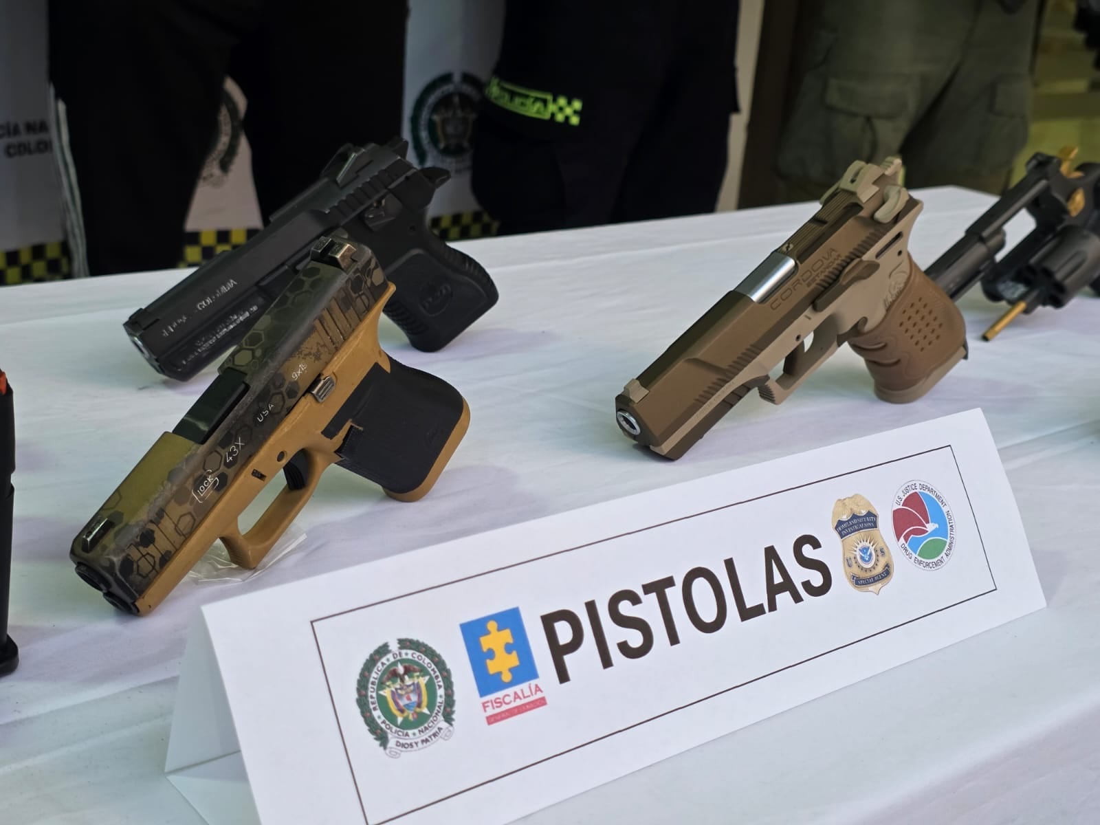Pistolas decomisadas por la Dijín en operativo contra el narcotráfico y el lavado de dinero.