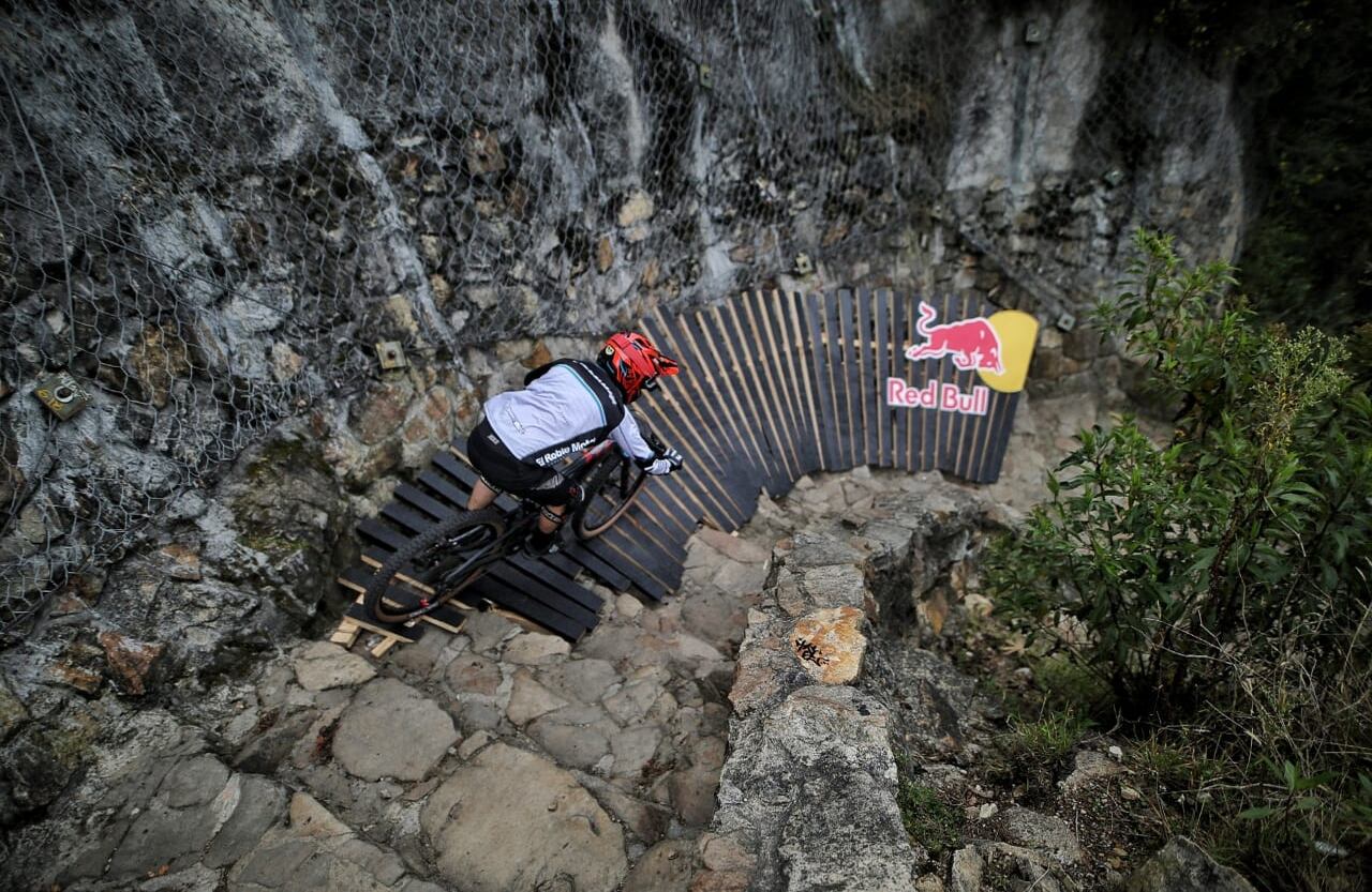Red Bull Monserrate Cerro Abajo, la carrera de downhill urbano más larga del mundo culminó con éxito