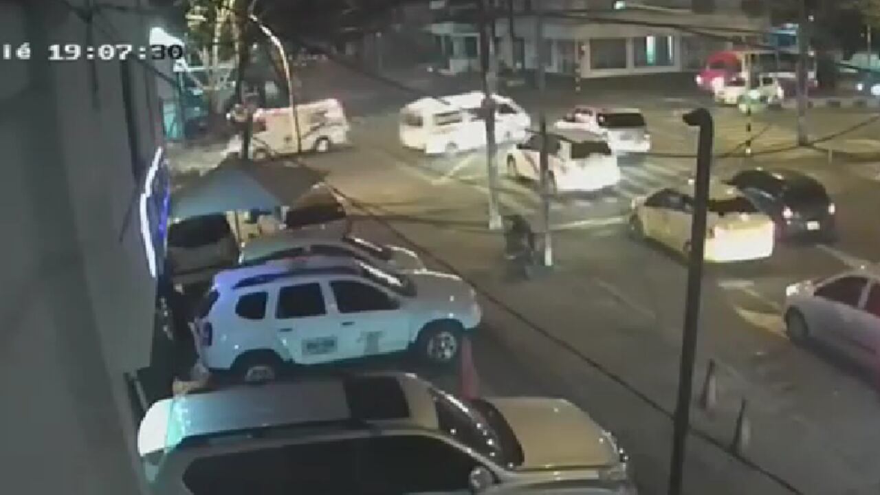 Este es el instante en que la ambulancia choca con el campero y termina volcándose.