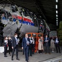 Jueces y abogados ven los restos reconstruidos del vuelo MH17 de Malaysia Airlines en la base aérea militar de Gilze-Rijen, en el sur de los Países Bajos, el 26 de mayo de 2021. (AP Photo/Peter Dejong, Pool)