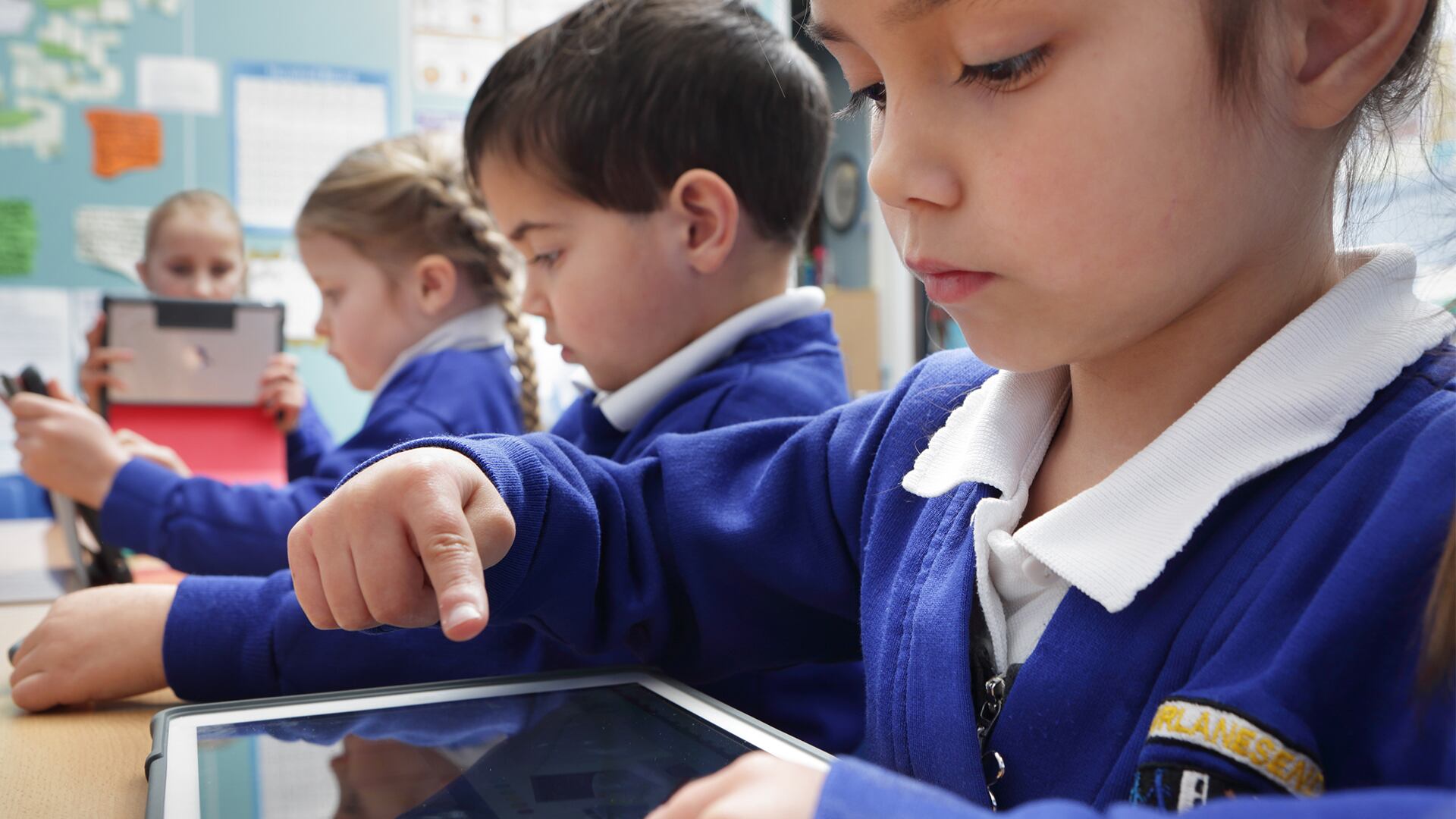 El reto de los currículos en las escuelas es priorizar las tecnologías de la información y las competencias socioemocionales.