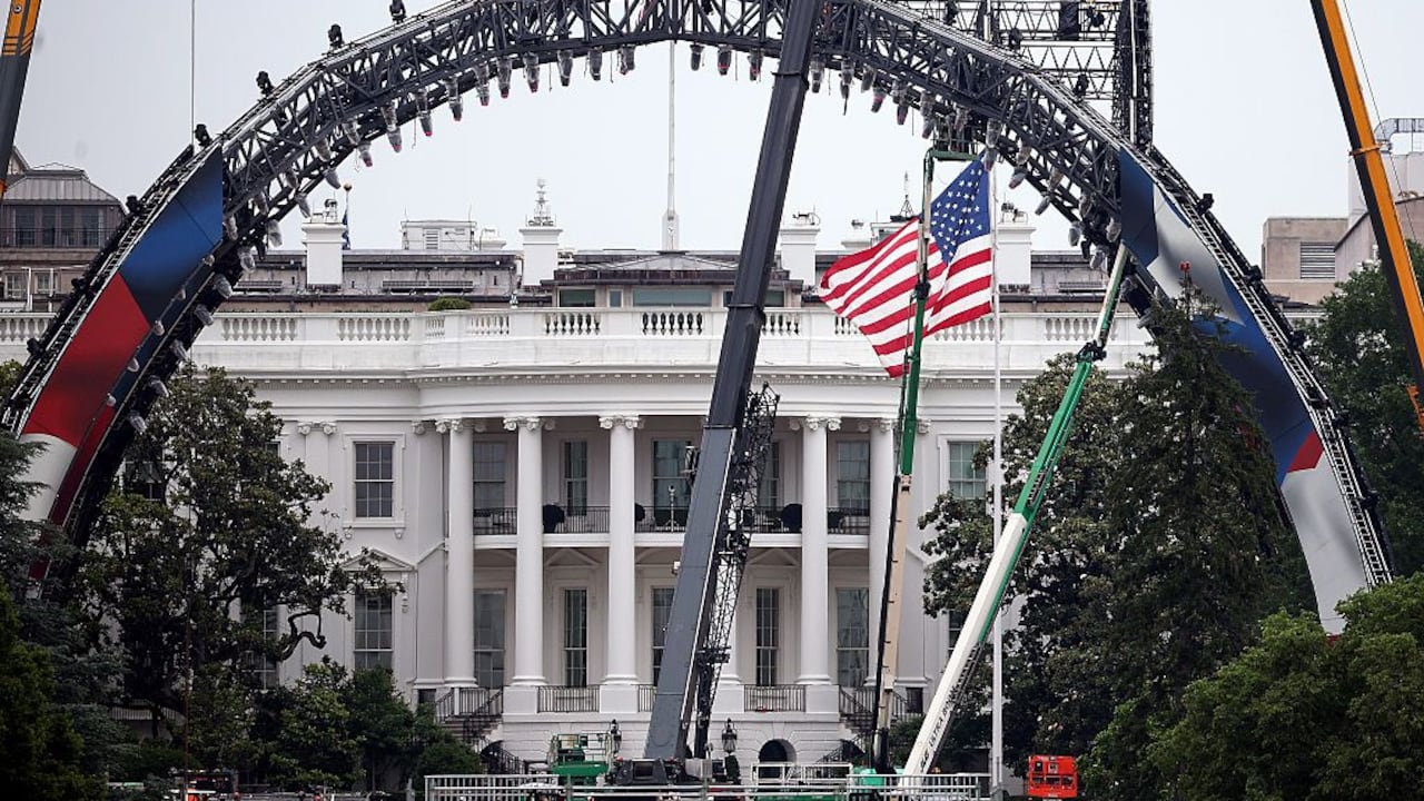 Los equipos de construcción han comenzado a montar una jaula de combate temporal de la UFC