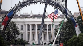 Los equipos de construcción han comenzado a montar una jaula de combate temporal de la UFC