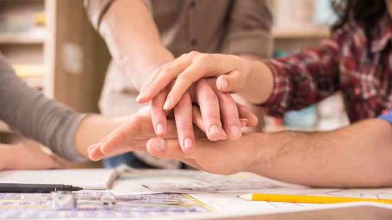 Hablar de modelo de negocio no tiene que ver únicamente con la forma en que una marca genera ganancias con un producto, sino con la fórmula que se debe seguir para asegurar el éxito empresarial.