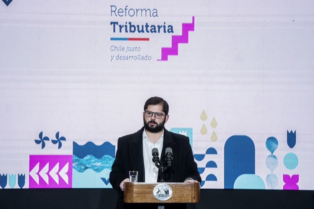 El presidente de Chile, Gabriel Boric, hablando durante la ceremonia de presentación de la reforma fiscal en el Palacio Presidencial de La Moneda en Santiago el 1 de julio de 2022. (Foto de Ximena NAVARRO / PRESIDENCIA DE CHILE / AFP)