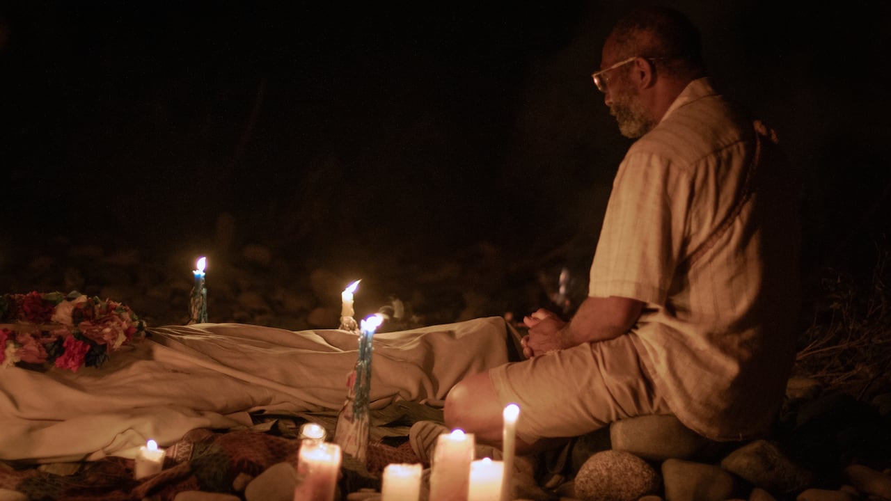 José de los Santos vive en un pueblo del litoral pacífico Colombiano. Desde pequeño aprendió las artes de los rituales mortuorios heredadas de sus ancestros. Tiene un compromiso con las ánimas del purgatorio, quienes lo protegen y lo atormentan.