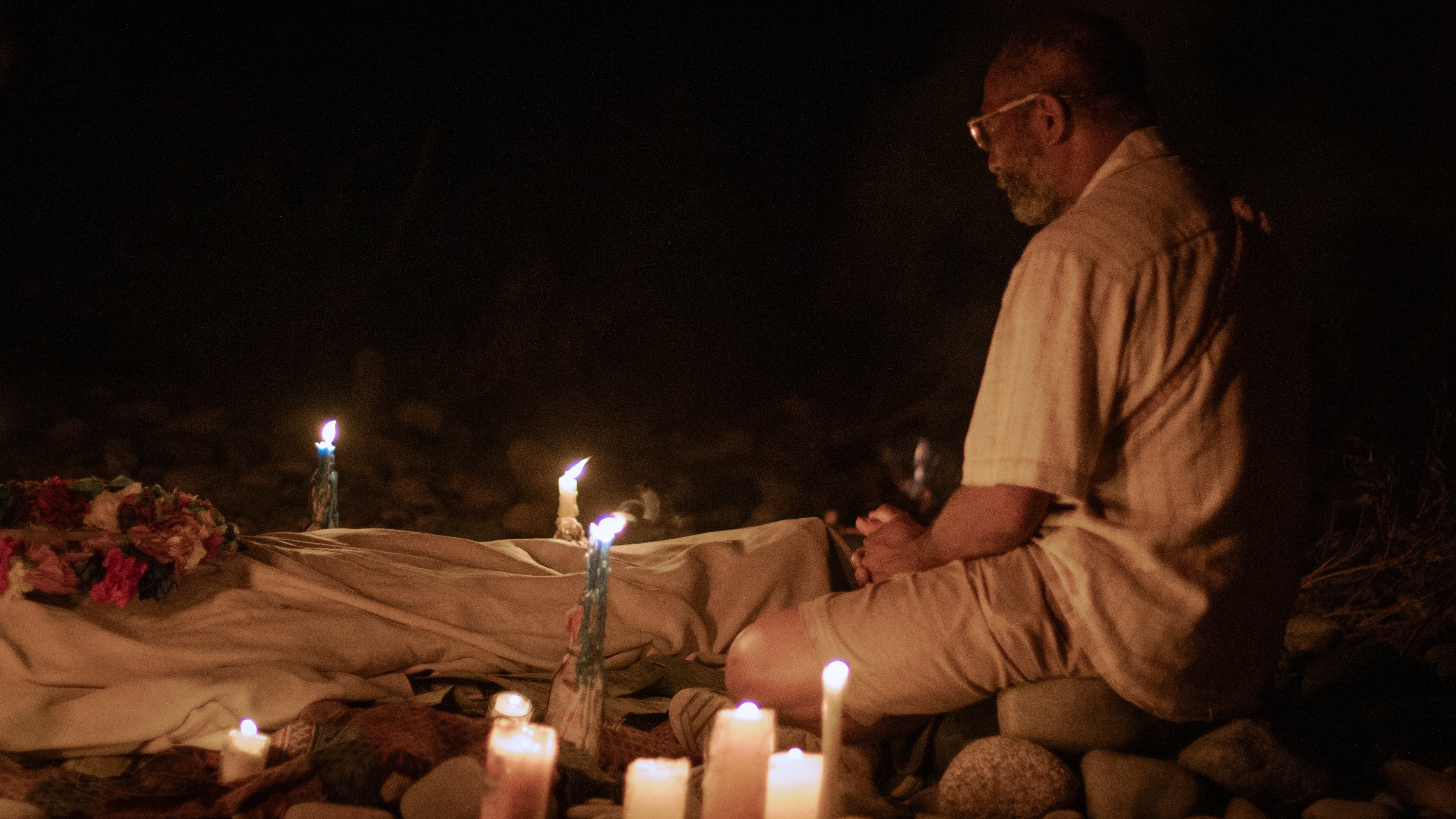 José de los Santos vive en un pueblo del litoral pacífico Colombiano. Desde pequeño aprendió las artes de los rituales mortuorios heredadas de sus ancestros. Tiene un compromiso con las ánimas del purgatorio, quienes lo protegen y lo atormentan.