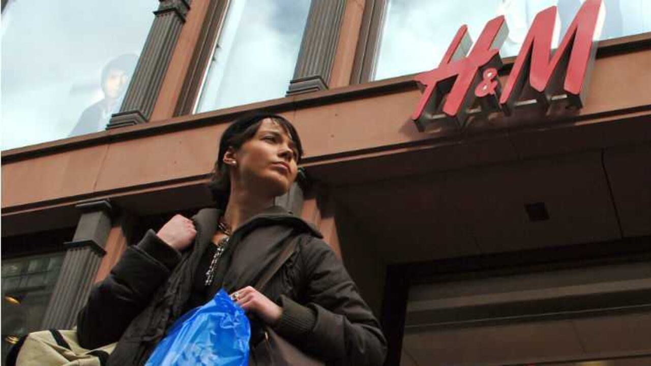 Se estima que en el caso de H&M, la reducción en las tiendas afectará a una gran proporción de mujeres que trabajan en los establecimientos de la marca.