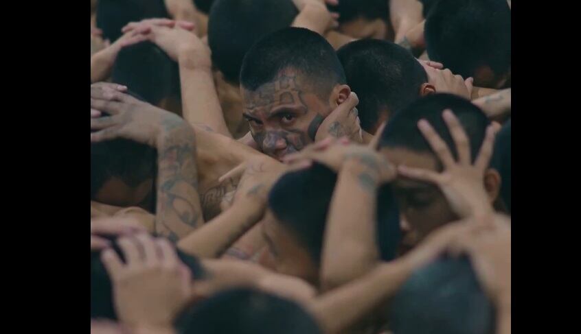 Según cifras oficiales, hasta febrero de este año, en la prisión estaban encarcelados 12.500 pandilleros de la Mara Salvatrucha (MS-13) y Barrio 18 detenidos bajo un régimen de excepción cuestionado por organismos de derechos humanos por la detención de "inocentes que sufren" en la cárcel.