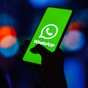 BRASIL - 17/10/2022: En esta ilustración fotográfica, se muestra el logotipo de WhatsApp en la pantalla de un teléfono inteligente. (Ilustración fotográfica de Rafael Henrique/SOPA Images/LightRocket vía Getty Images)