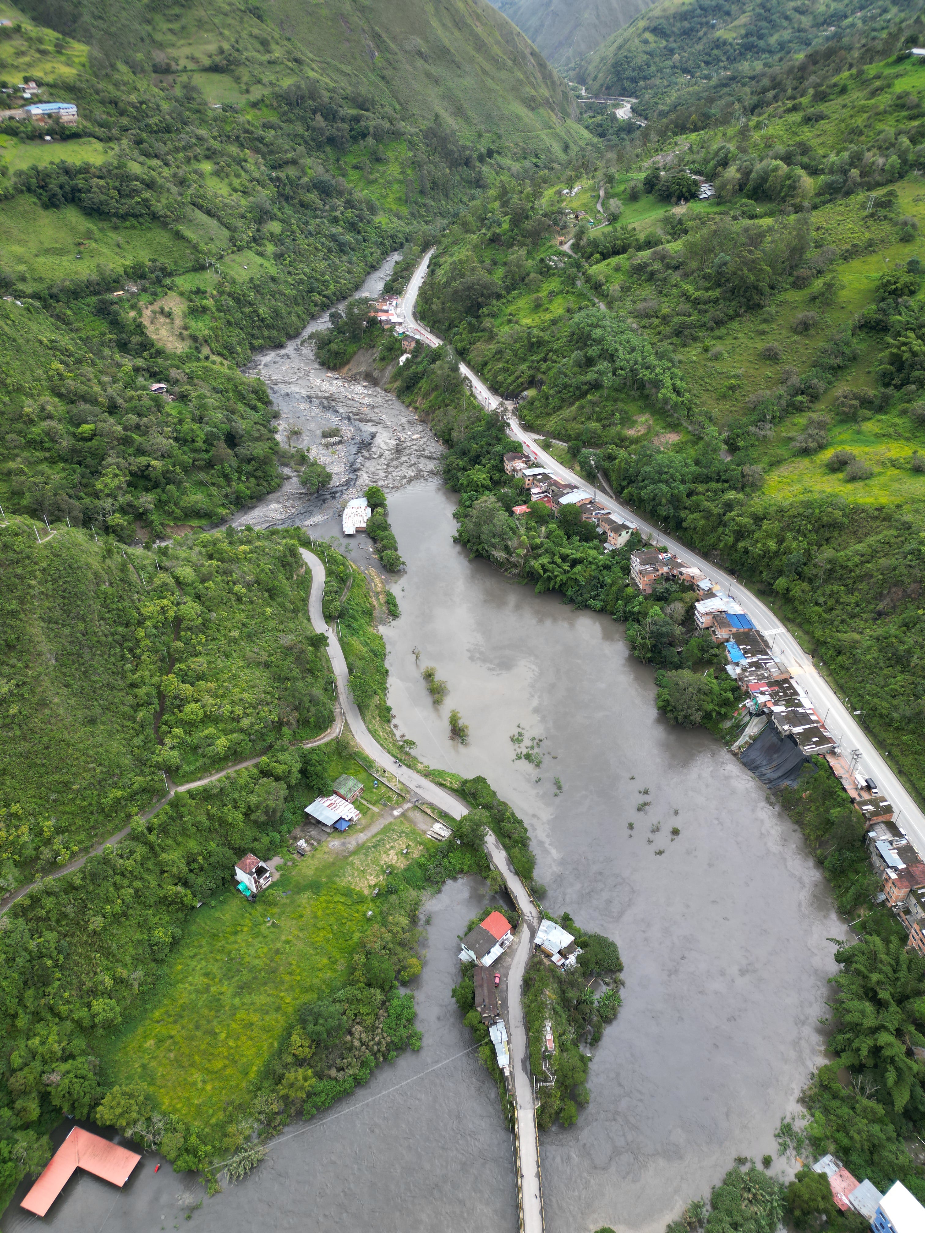 Evacúan a comunidades por aumento en niveles de ríos aledaños al municipio de Quetame el río Negro en el sector de Puente Quetame y el río Contador
 Vía al Llano Cundinamarca
Julio 18 del 2023
Foto Guillermo Torres Reina / Semana