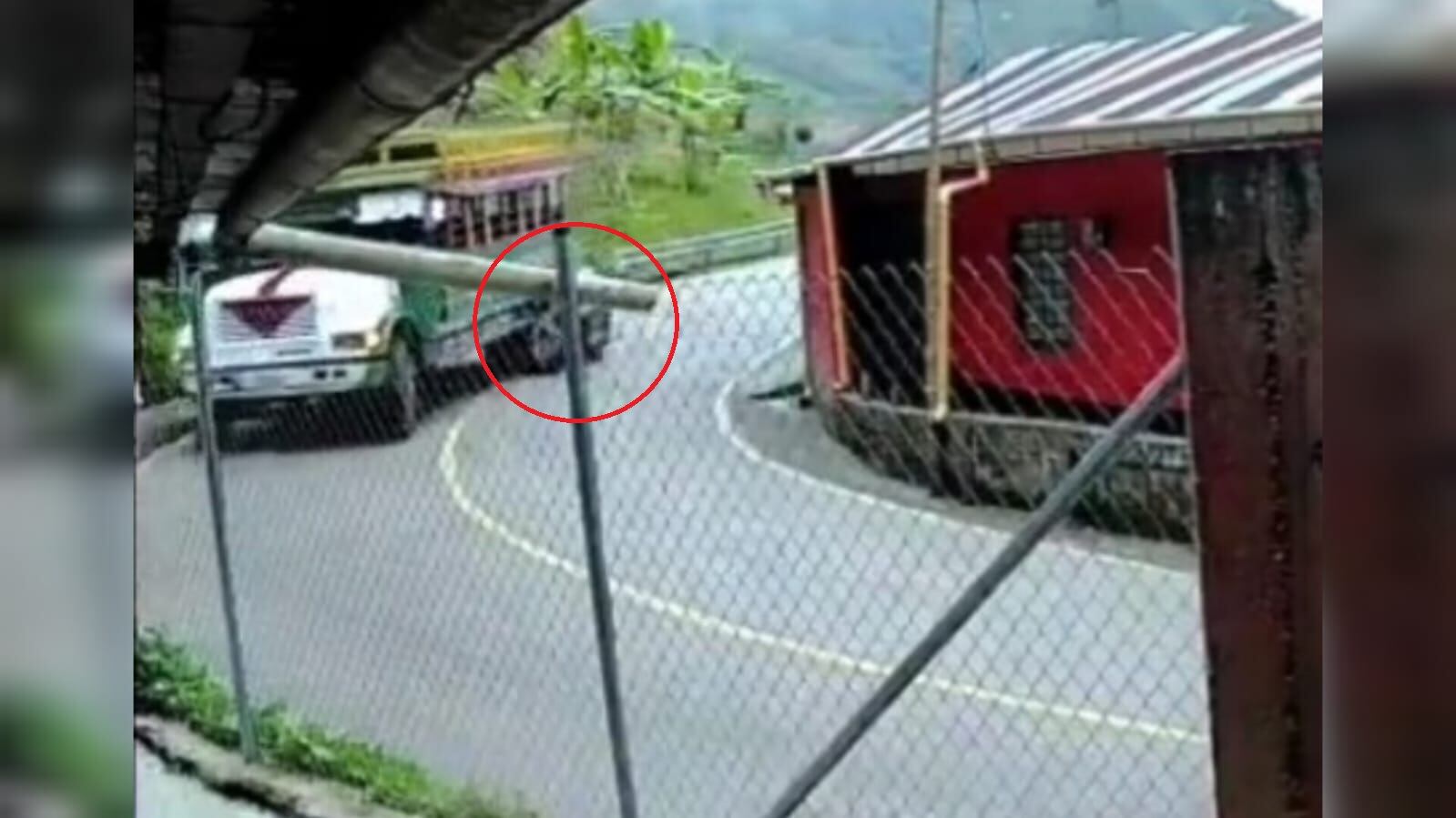 Vecinos del sector auxilian a los ocupantes de la moto que cayeron en la vía