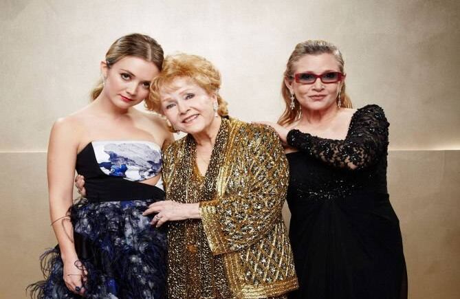 Billie Lourd (hija de Carrie Fihser), Debbie Reynolds y Carrie Fisher. Foto AP.