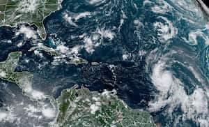 Esta imagen satelital, proporcionada por la Oficina Nacional de Administración Oceánica y Atmosférica de Estados Unidos el miércoles 6 de septiembre de 2023, muestra al huracán Lee (derecha), en el Océano Atlántico. (NOAA vía AP)