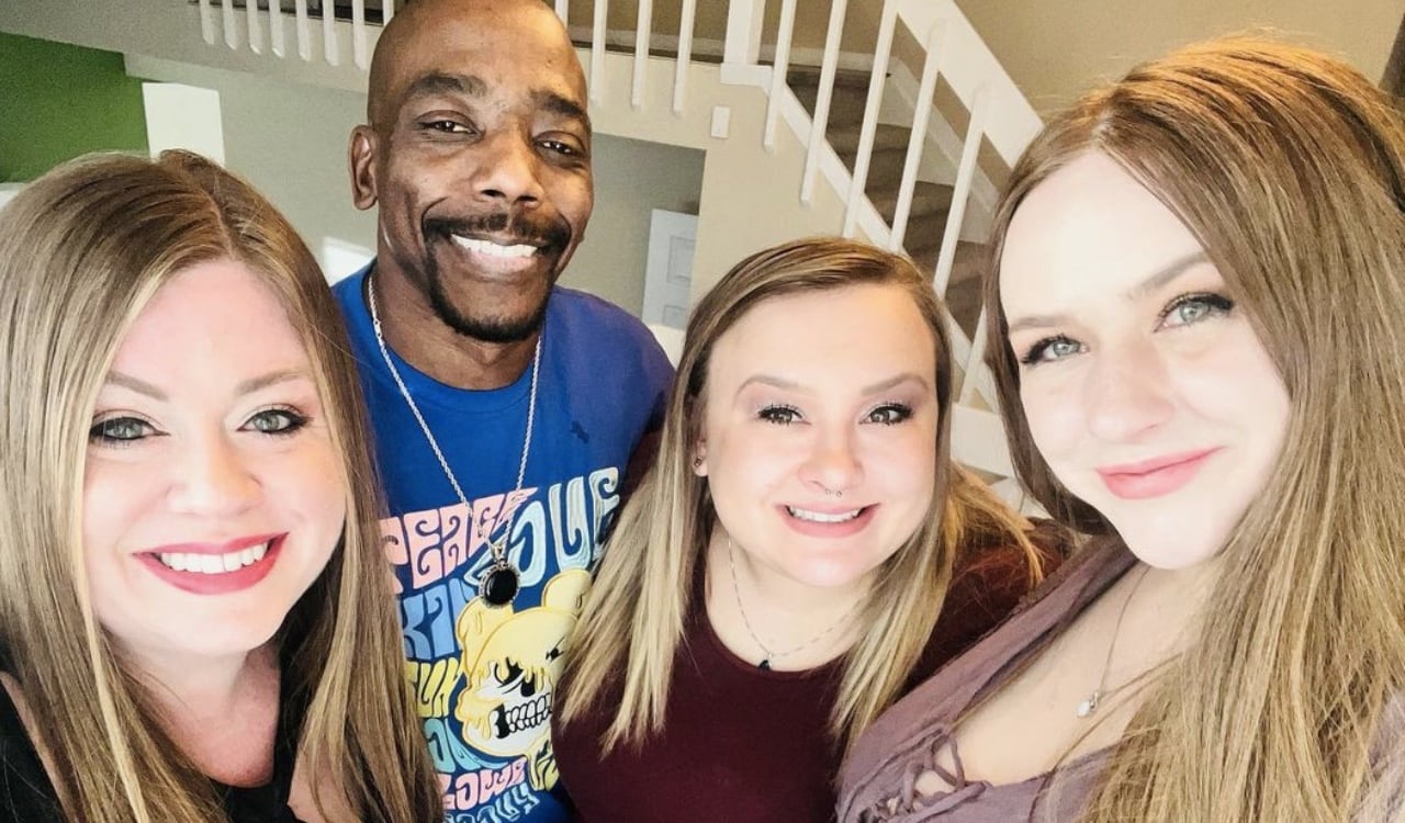 Nick Davis junto a sus tres esposas