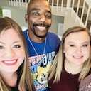 Nick Davis junto a sus tres esposas