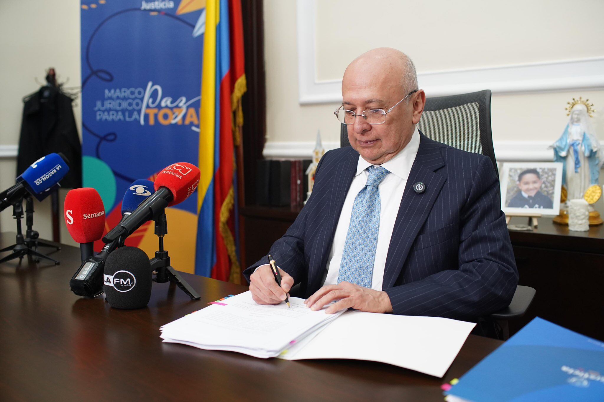 Ministro Eduardo Montealegre radicó proyecto de paz total para someter a grupos armados