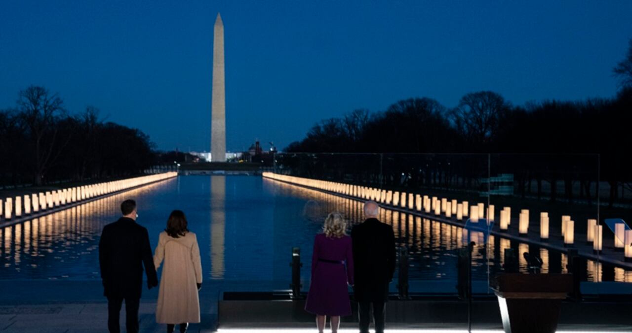 Biden rinde homenaje en Washington a los 400.000 fallecidos por covid-19 en EE.UU.