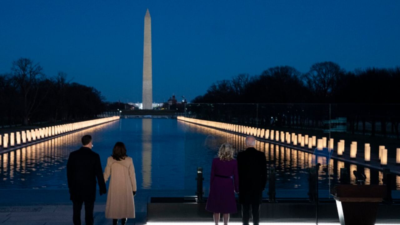 Biden rinde homenaje en Washington a los 400.000 fallecidos por covid-19 en EE.UU.