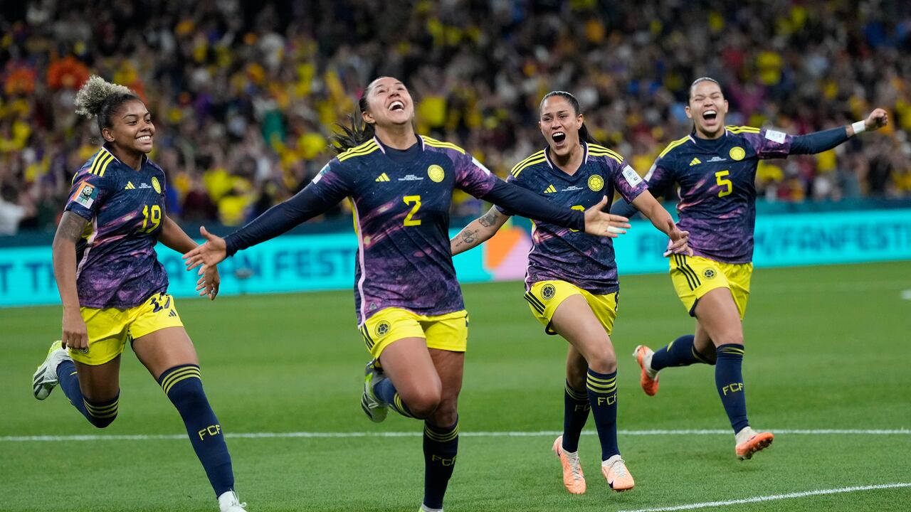 Manuela Vanegas de Colombia, segunda a la izquierda, celebra después de anotar el segundo gol de su equipo durante el partido de fútbol del Grupo H de la Copa Mundial Femenina entre Alemania y Colombia en el Estadio de Fútbol de Sídney en Sídney, Australia, el domingo 30 de julio de 2023. (Foto AP/Rick Rycroft )